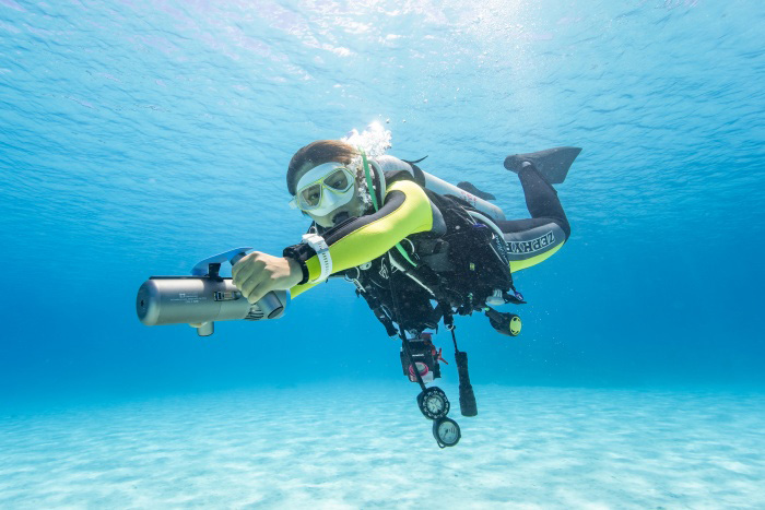 最近出ている水中スクーターは軽量コンパクトなので、使いまわしもラクラク♪