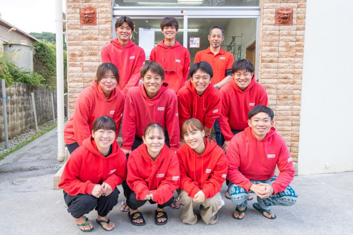 見習いほか現在8名のガイドが常駐するほか、お店や宿泊施設、レストランのスタッフが写真以外にもいっぱい！