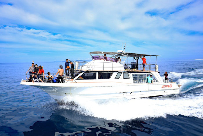 「ラブ」号はケラマ行き専用のダイビングボート