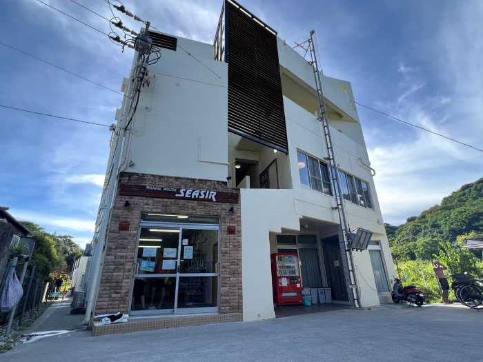 阿嘉島随一の集落の静かなエリアに立つお店と宿泊施設。２階にはレストラン、屋上にはジャクジーもあります