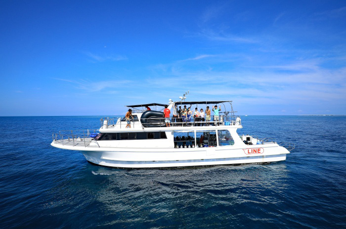 那覇では他ショップとの乗り合いも普通になっています。写真は《シーサー那覇店》の「ライン」号