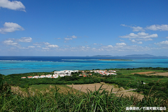 大岳（うふだき）からの眺め。小さな加屋真島の向こうに石垣島が見渡せる