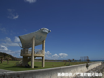 細崎（くばざき）漁港の前にある海人公園で出迎えてくれる大きなマンタ。展望台になっている