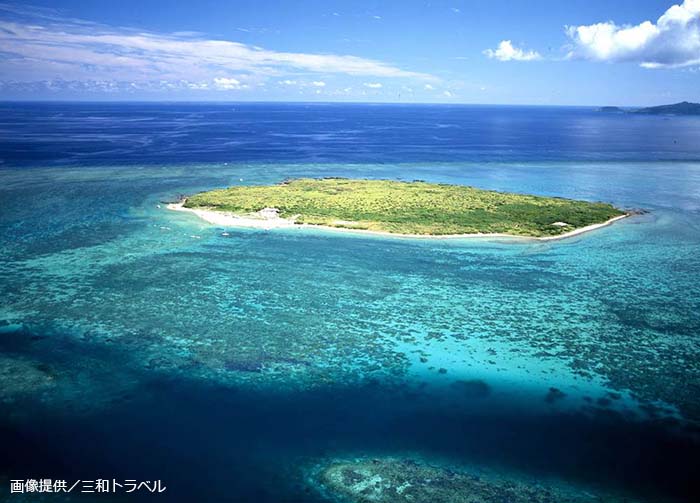 ターコイズブルーの海に浮かぶサンゴ礁の島、加屋真島