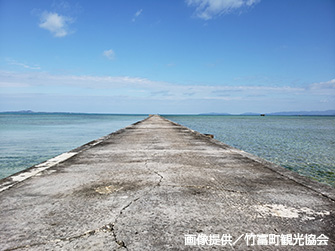 現在は船着き場として使用されていないが、浅瀬に延びる伊古桟橋。2005年に国の有形文化財に登録された。満潮時は海の上を歩いている気分に