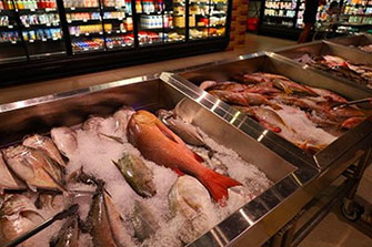 バベルダオブ島の空港近くにできたパラオ最大のスーパーマーケット。魚コーナーはダイバー必見