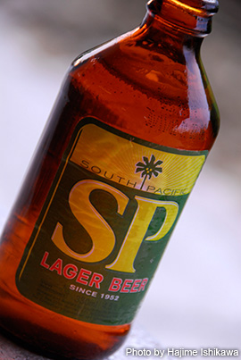 パプアニューギニアのローカルビールといえば1952年からあるというSP。輸出用のラベルはもっと派手だがこちらのほうがシブくてカッコいい！