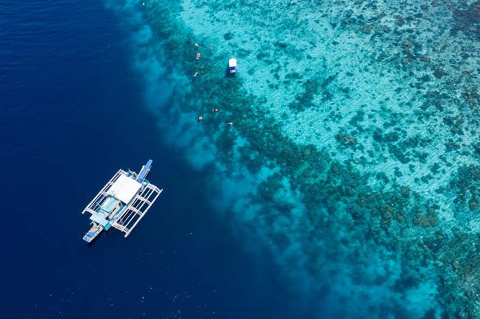 サンゴ礁の美しさも世界トップレベル！　ダイビングボートはフィリピン固有のデザインで、両サイドにアウトリガーが付いた「バンカーボート」が主流