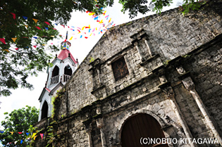 モルディボクにある「 STO NINO PARISIA MALITBOG CATHLIC（サントニーノ　パリサ教会）」1857年にスペイン統治時代に建設されたという教会。フィリピンはキリスト教が大半なので、毎日人が集まる