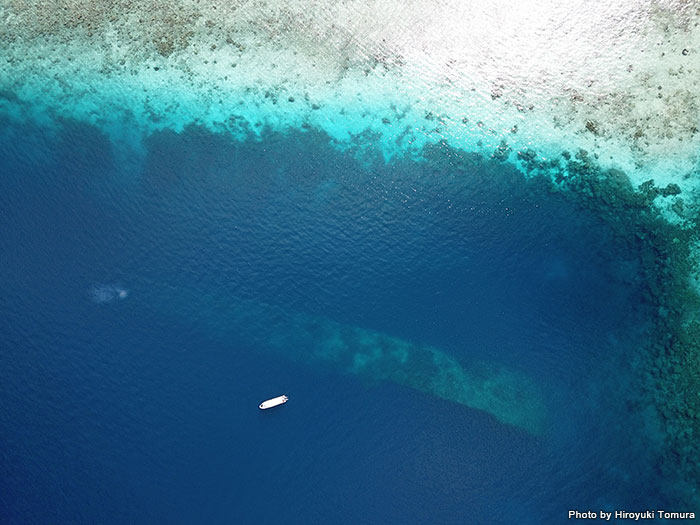 西部州、ニュージョージア島の近くにあるギゾの海岸線。沖合に巨大な沈船が眠っているのが見えるだろうか