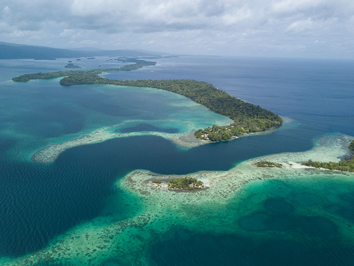 首都のあるガダルカナル島から北西へ。世界で最も長いといわれるラグーンが続くマロボラグーン。大小の島々が1,000以上集まっているのがソロモン諸島