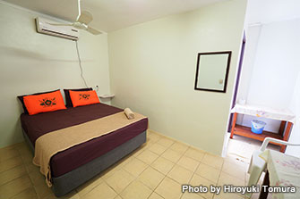 《レイダーズホテル＆ダイブ》の客室は、シンプルだが、清潔で居心地が良い