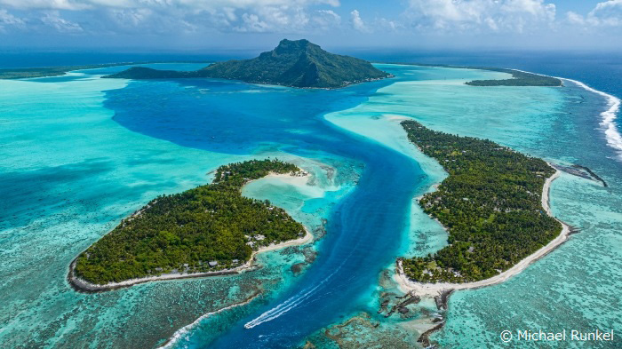 環礁（Atoll）と呼ばれるサンゴ礁の島。写真は、太平洋の真珠とも呼ばれるソシエテ諸島ボラボラ島