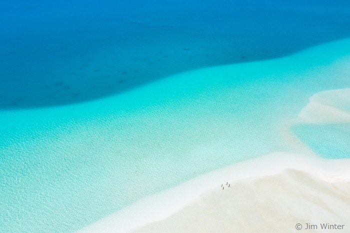 まるで絵画のようなタヒチの海のグラデーション（上の写真はファカラバのビーチ）