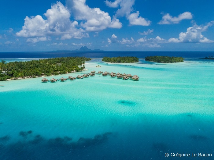 ターコイズブルーのラグーンに浮かぶ《ル・タハア・バイ・パールリゾーツ》の水上バンガロー