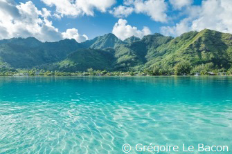 ターコイズブルーのラグーンに囲まれている島