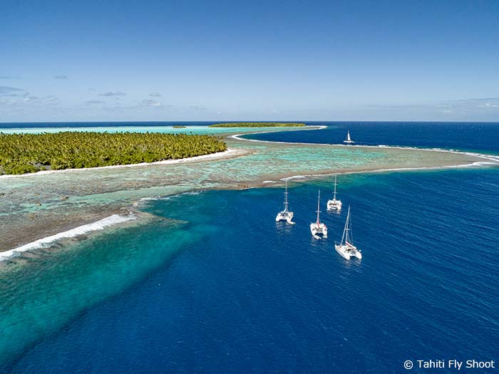 環礁と呼ばれるサンゴ礁の島。ツアモツ諸島はほとんどこのタイプ。写真はソシエテ諸島の究極のリゾートアイランド、テテッィアロア島