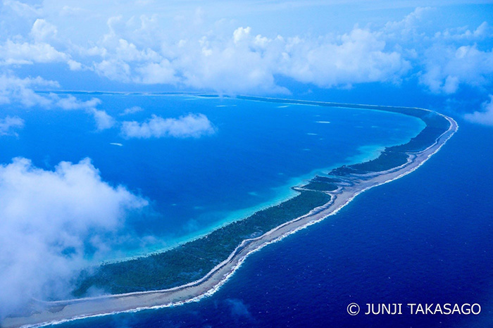 細長い島が輪のように連なるのが「環礁」。ランギロア環礁の一部