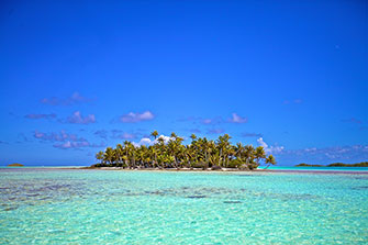 空から見たランギロア。美しいブルーラグーンに、ネックレスのように連なった小さな島々が浮かぶ 