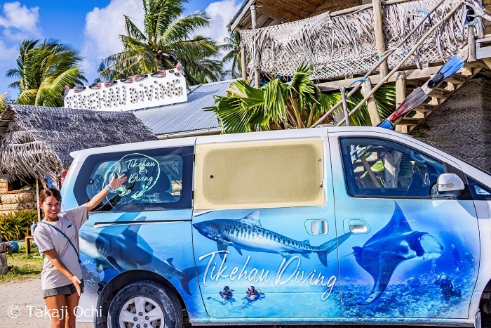ティケハウの人気者たちが描かれた《ティケハウ・ダイビング》の送迎車