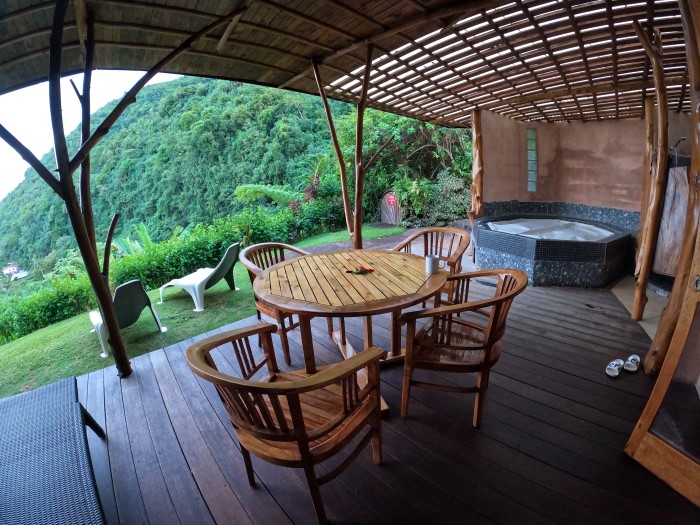 丘の斜面にさまざまなタイプのバンガローが点在。２ベッドルームのバンガローのテラスにはジャクジーも