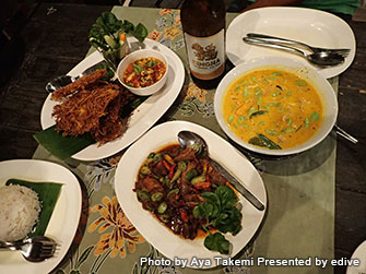 オシャレな店内で本格的なタイ料理をいただけるNai Mueang Restaurant。とはいえ値段はリーズナブルなので超オススメ