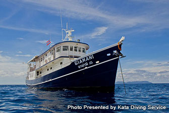 《カタダイビングサービス》では３隻のダイブクルーズ船を利用している。その一つ、Giamani号は定員10名という少人数制でプライベートクルーズが楽しめる船