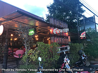 コジャレたローカルレストランで料理もおいしいと《One Step Phuket》がオススメなのが《Rang Hoi Restaurant & Bar》