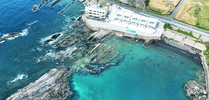 東京湾のイメージを覆すほど美しい、青い海とラグーン