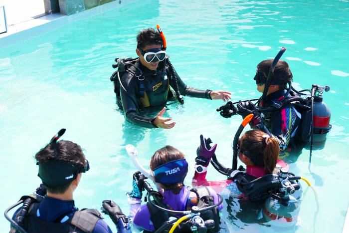 プールは足が立つ浅い場所と、水深3mの深い場所があるので、講習やリフレッシュには最高