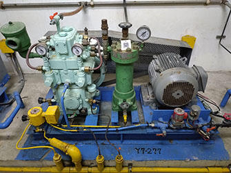 《ダイブイン浜》が大事に使っている東亜潜水機のYS-75コンプレッサー
