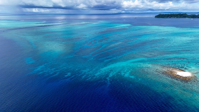 パラオの島々は巨大なバリアリーフに囲まれていて、ここそこにビッグスポットがあります