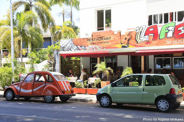 フランス領のニューカレドニア。首都ヌメアはこじゃれた街並みにフランス製の車やブランドショップなどが並んでフォトジェニック！