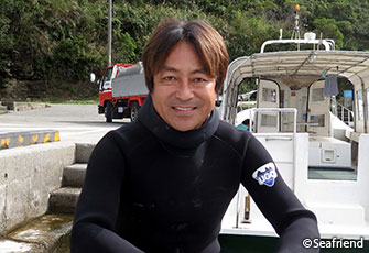 沖縄のケラマ諸島の１つ、渡嘉敷島のダイビングサービス≪シーフレンド≫のベテランガイドだ。