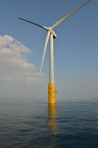 国内初となった椛島のスパー式洋上風力発電機