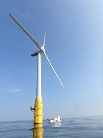 今後、日本近海で主流になると言われる浮体式洋上風力発電は、長崎県五島市で始まった（写真／(株)渋谷潜水工業）