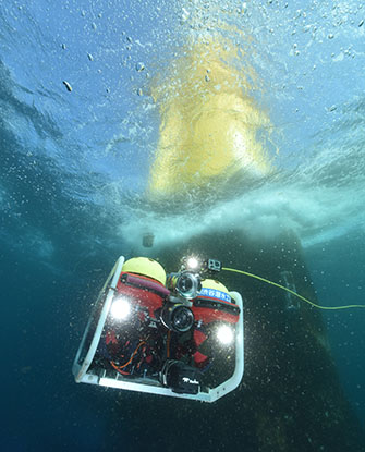 ROV（遠隔ロボット）を使った海中の調査（写真／（株）渋谷潜水工業）
