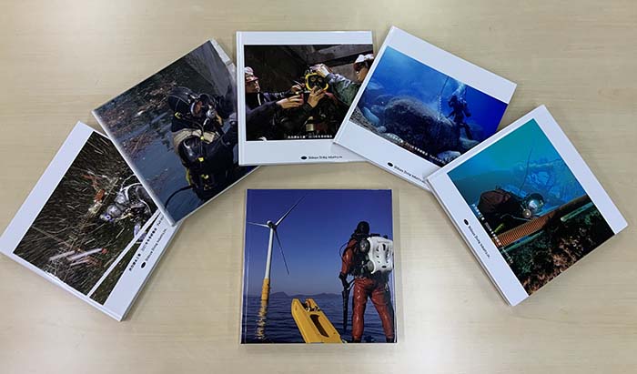 自社フォトコンテストの受賞作をまとめた渋谷潜水工業のオリジナル写真集。プロ潜水士の勇姿を捉えた見事な作品が収められている。（写真／（株）渋谷潜水工業）