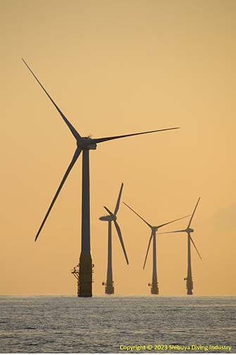 地球の未来を担い、洋上にそびえ立つ発電用風車。（写真／（株）渋谷潜水工業）
