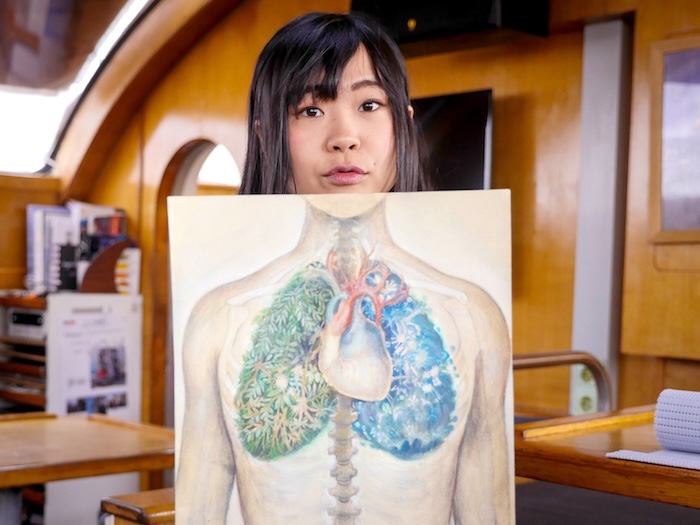 大小島真木さんと、タラ号滞在中に描き上げた作品。この絵は「森の木々と同じように海のプランクトンなどの生きものが私たちが吸う酸素を生み出すこと」をまなび、私たちの肺は森と海からできていることを描いたという　Photo by Noëlie Pansiot