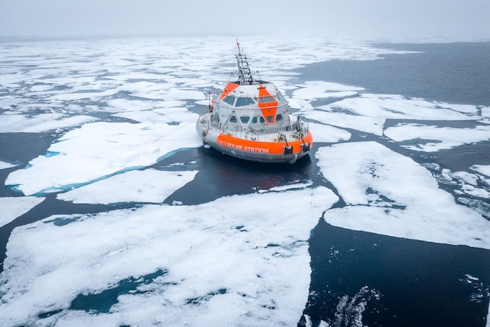 北極圏をテスト航行するタラ極地ステーション　Photo by Maéva Bardy