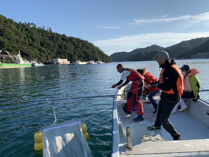 Tara JAMBIO マイクロプラスチック共同調査の様子　Photo by Tara Ocean Japan