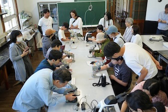 2025年に北海道・忍路（おしょろ）で行われた啓発イベントでは子どもたちが海藻に住む生きものを興味深く観察　Photo by Tara Ocean Japan