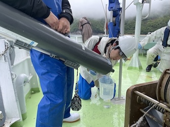 船上での採水作業。採水した海水で環境DNAや溶存態有機炭素、色の付いた溶存態有機物、蛍光を出す溶存態有機物を調べる。藻場で取り込まれたCO₂が形を変えてどのような行方をたどり、ブルーカーボンとなっていくのかを調べることができる。環境DNAは生物体がいた痕跡を、環境の中に残ったDNAから調べる方法　Photo by Tara Ocean Japan