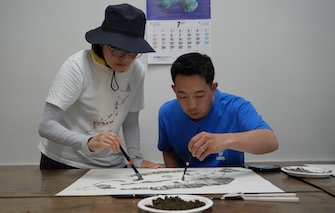 調査に参加した研究者が、採取した泥や砂を用いてアート作品を制作するワークショップの様子。北海道の忍路にて　Photo by Tara Ocean Japan