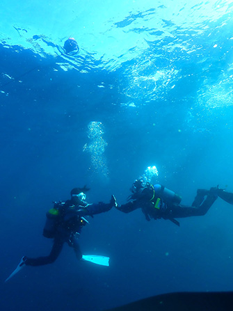 S1ブイの下で、はぐれた筆者もガイドの永橋さんと再会できました！