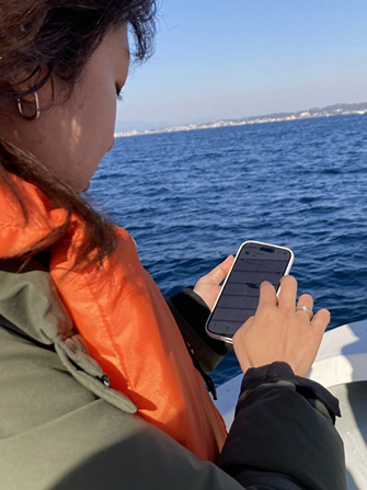 スマホを使って水中のダイバーの様子を見たり、メッセージを送ったりすることができます