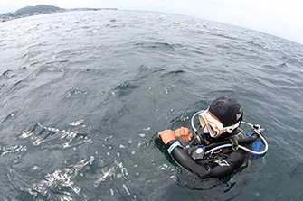 水面でのGPS機能は、ダイビングの開始位置と終了位置を自動的にマーク