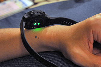 GARMINの光学式心拍計は、緑の光で手首を照らし、心拍数を計測