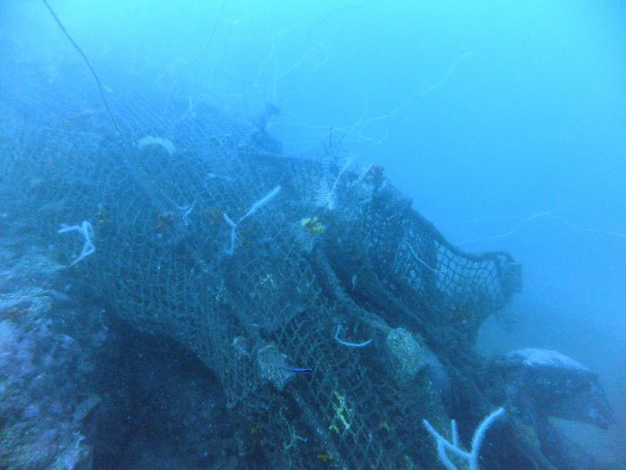 海洋を漂うプラスチック素材の漁網をリユース